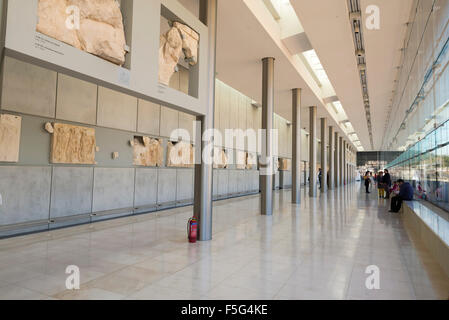 Athen, Griechenland - 26. Oktober 2015: Innenansicht der Eingang des Akropolis-Museums mit Besucherandrang. Stockfoto