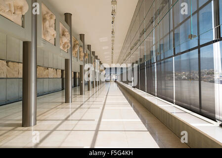 Athen, Griechenland - 26. Oktober 2015: Innenansicht der Eingang des Akropolis-Museums mit Besucherandrang. Stockfoto