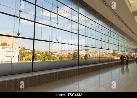 Athen, Griechenland - 26. Oktober 2015: Innenansicht der Eingang des Akropolis-Museums mit Besucherandrang. Stockfoto