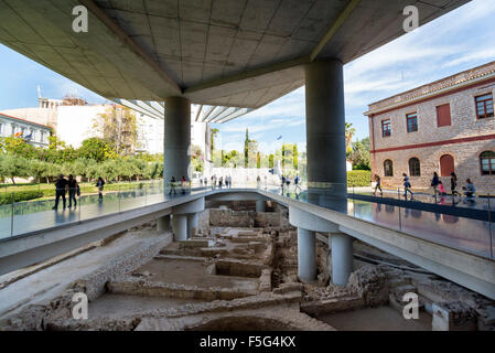 Athen, Griechenland - 26. Oktober 2015: Außenansicht der Eingang des Akropolis-Museums mit Besucherandrang. Stockfoto