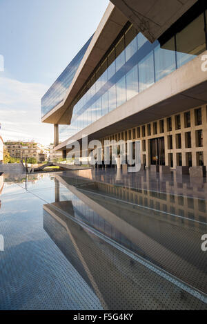 Athen, Griechenland - 26. Oktober 2015: Außenansicht der Eingang des Akropolis-Museums mit Besucherandrang. Stockfoto