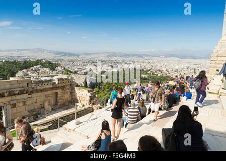 Athen, Griechenland - 26. Oktober 2015: Touristen auf der Akropolis. Im Hintergrund ist die Stadt Athen Stockfoto