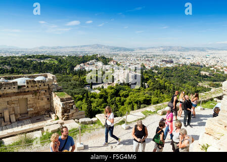 Athen, Griechenland - 26. Oktober 2015: Touristen auf der Akropolis. Im Hintergrund ist die Stadt Athen Stockfoto