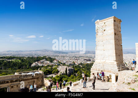 Athen, Griechenland - 26. Oktober 2015: Touristen auf der Akropolis. Im Hintergrund ist die Stadt Athen Stockfoto