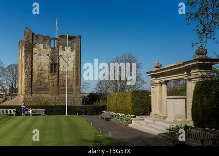 War Memorial & Great Tower im Castle Grounds, Guildford, Surrey, UK Stockfoto