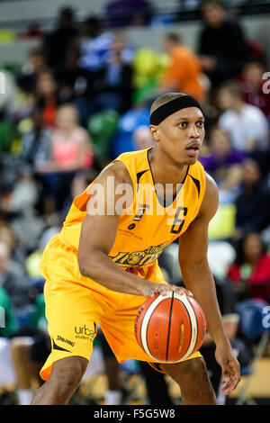 London UK. 29. Oktober 2015. London-Lion Andre Lockhart mit dem Ball. London-Lions Vs Manchester Giants BBL Spiel am Cop Stockfoto