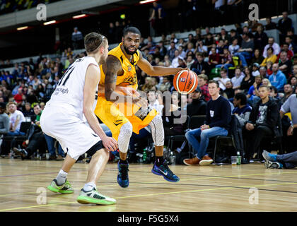 London UK. 29. Oktober 2015. Löwen Jaron Lane mit dem Ball. London-Lions Vs Manchester Giants BBL Spiel bei der Kupfer-Box sind Stockfoto