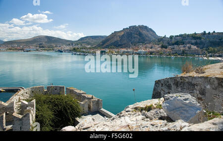 Nafplion aus dem Bourtzi, der die Festung Palamidi oberhalb der Stadt Stockfoto