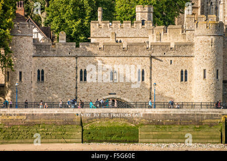 Eintritt ins Schloss und Traitors Gate Wände Blick Tower von London Stadt von London England GB UK EU Europa Stockfoto