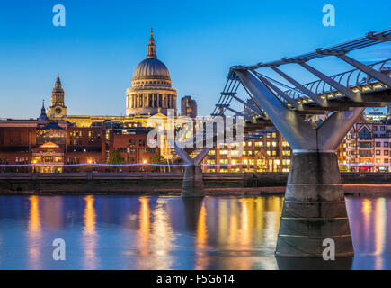 St Pauls Cathedral Millennium Bridge und der Londoner City Skyline bei Nacht Themse Stadt London UK GB Europa