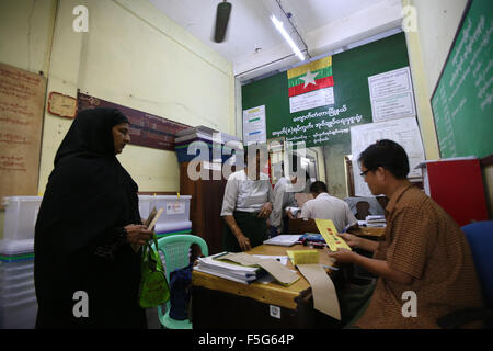 (151104)--YANGON, 4. November 2015 (Xinhua)--A Lehrer (C) wartet auf einen Stimmzettel erhalten für voraus stimmen in einem Township-Verwaltung-Büro in Yangon, Myanmar, 3. November 2015. Myanmar hat 8 November gesetzt, um die Parlamentswahlen 2015 bundesweit zu halten, die von insgesamt 6.065 Kandidaten mit 91 Parteien und 310 unabhängige Läufer ausgeführt werden.  (Xinhua/U Aung) Stockfoto