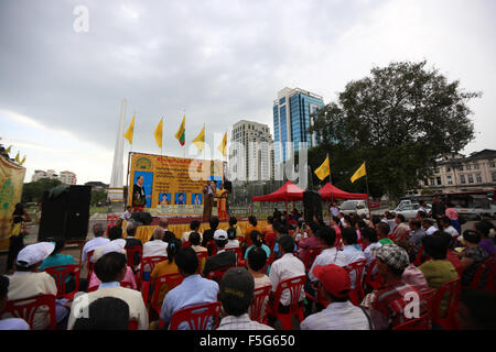 (151104)--YANGON, 4. November 2015 (Xinhua)--Vorsitzender der Demokratischen Partei (Myanmar) U Thu Wai hält eine Rede während seiner Partei Kampagne in Yangon, Myanmar, 3. November 2015. Myanmar hat 8 November gesetzt, um die Parlamentswahlen 2015 bundesweit zu halten, die von insgesamt 6.065 Kandidaten mit 91 Parteien und 310 unabhängige Läufer ausgeführt werden.  (Xinhua/U Aung) Stockfoto