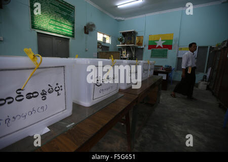 (151104)--YANGON, 4. November 2015 (Xinhua)--Foto auf 2. November 2015 zeigt eine Township-Verwaltungsbüro in Yangon, Myanmar. Myanmar hat 8 November gesetzt, um die Parlamentswahlen 2015 bundesweit zu halten, die von insgesamt 6.065 Kandidaten mit 91 Parteien und 310 unabhängige Läufer ausgeführt werden.  (Xinhua/U Aung) Stockfoto