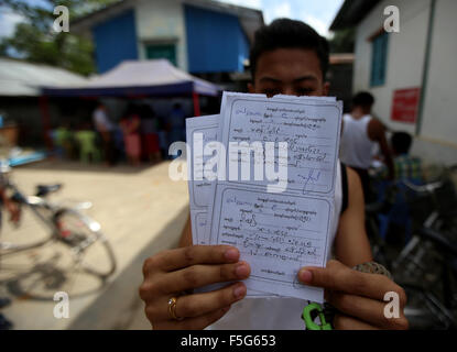 (151104)--YANGON, 4. November 2015 (Xinhua)--A Mann zeigt Wähler-Identität rutscht in einem Township-Verwaltung-Büro in Yangon, Myanmar, 2. November 2015. Myanmar hat 8 November gesetzt, um die Parlamentswahlen 2015 bundesweit zu halten, die von insgesamt 6.065 Kandidaten mit 91 Parteien und 310 unabhängige Läufer ausgeführt werden.  (Xinhua/U Aung) Stockfoto