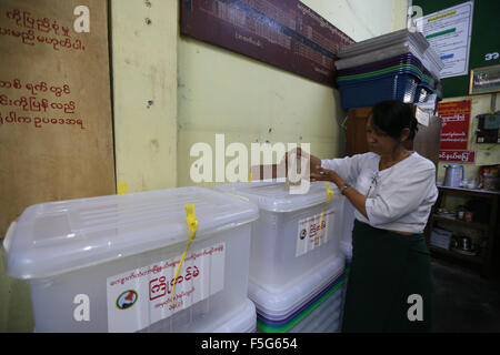 (151104)--YANGON, 4. November 2015 (Xinhua)--ein Lehrer wirft ihre Stimme während einer Abstimmung in einem Township-Verwaltung-Büro in Yangon, Myanmar, 3. November 2015 voraus. Myanmar hat 8 November gesetzt, um die Parlamentswahlen 2015 bundesweit zu halten, die von insgesamt 6.065 Kandidaten mit 91 Parteien und 310 unabhängige Läufer ausgeführt werden.  (Xinhua/U Aung) Stockfoto