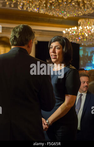 Garden City, New York, USA. 3. November 2015. Demokrat MADELINE SINGAS behauptet Sieg über republikanische Kate Murray in der hart umkämpften Rennen für Nassau County District Attorney. Singas, Bezirksstaatsanwalt im handeln, im Nassau County Demokraten Wahl Night Party im Garden City Hotel, wenn mit mehr als 99 % der Bezirke in Ergebnisse interviewt wurde, sie führte Murray, der Hempstead Town Supervisor ist bequem. Bildnachweis: Ann E Parry/Alamy Live-Nachrichten Stockfoto