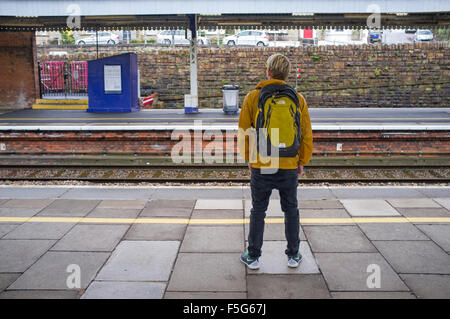 Warten auf einen Zug am Bahnhof Truro, Cornwall, UK Stockfoto