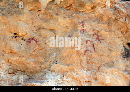 Prähistorische Malereien in der Höhle Portell de Les Lletres, in der Nähe von Montblanc, Tarragona, Katalonien, Spanien. UNESCO World Heritage sit Stockfoto