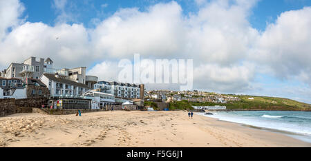 Blick auf Porthmeor Beach gesehen von der Insel Halbinsel, Cornwall, England, UK Stockfoto