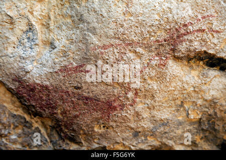 Prähistorische Malereien in der Höhle Portell de Les Lletres, in der Nähe von Montblanc, Tarragona, Katalonien, Spanien. UNESCO World Heritage sit Stockfoto