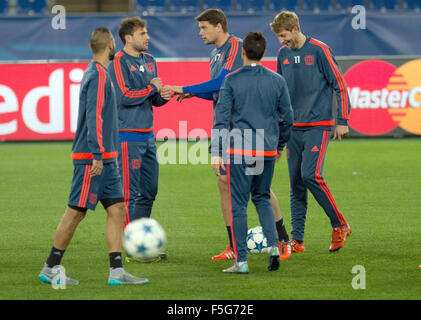 Rom, Italien. 3. November 2015. Leverkusens Spieler Jonathan Tah, (L-R), Sebastian Boehnisch und Stefan Kiessling chatten Sie während des Trainings vor der Fußball-Champions League-Gruppe E Spiel zwischen AS Rom und Bayer Leverkusen in Rom, Italien, 3. November 2015. Foto: Giuseppe Maffia/dpa4/Dpa/Alamy Live News Stockfoto