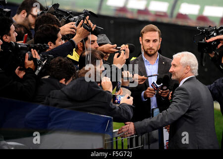 Rom, Italien. 3. November 2015. Leverkusens Teamchef Rudi Völler wird während des Trainings vor der Champions-League-Gruppe E-Fußballspiel zwischen dem AS Rom und Bayer Leverkusen in Rom, Italien, 3. November 2015 von italienischen Journalisten interviewt. Foto: Giuseppe Maffia/Dpa/Alamy Live News Stockfoto