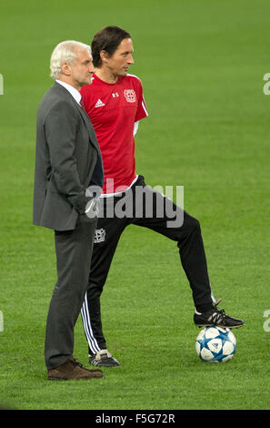 Rom, Italien. 3. November 2015. Leverkusens Cheftrainer Roger Schmidt (R) spricht mit Leverkusen Teamchef Rudi Völler (L) während des Trainings vor der Fußball-UEFA Champions League-Gruppe E-match zwischen AS Rom und Bayer Leverkusen in Rom, Italien, 3. November 2015. Foto: Giuseppe Maffia/Dpa/Alamy Live News Stockfoto