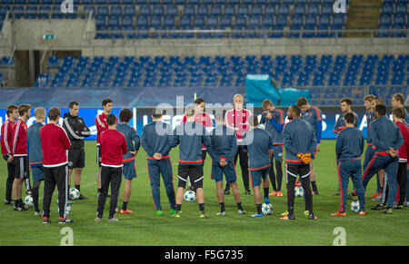 Rom, Italien. 3. November 2015. Leverkusens Cheftrainer Roger Schmidt (C) gibt Anweisungen an seine Spieler während der Trainingseinheit vor der UEFA Champions League-Gruppe E-Fußballspiel zwischen dem AS Rom und Bayer Leverkusen in Rom, Italien, 3. November 2015. Foto: Giuseppe Maffia/Dpa/Alamy Live News Stockfoto