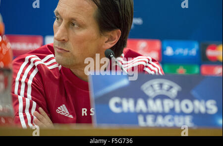 Rom, Italien. 3. November 2015. Leverkusens Trainer Roger Schmidt besucht eine Pressekonferenz vor der UEFA Champions League-Gruppe E-Fußballspiel zwischen dem AS Rom und Bayer Leverkusen in Rom, Italien, 3. November 2015. Foto: Giuseppe Maffia/Dpa/Alamy Live News Stockfoto