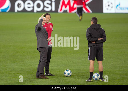 Rom, Italien. 3. November 2015. Leverkusens Trainer Roger Schmidt (2. L) spricht mit Leverkusen Teamchef Rudi Völler (L) während des Trainings vor der UEFA Champions League-Gruppe E-Fußballspiel zwischen dem AS Rom und Bayer Leverkusen in Rom, Italien, 3. November 2015. Foto: Giuseppe Maffia/Dpa/Alamy Live News Stockfoto