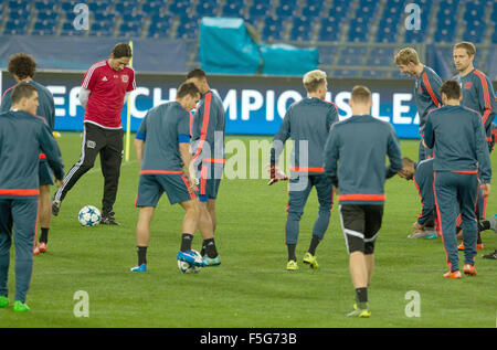 Rom, Italien. 3. November 2015. Leverkusens Trainer Roger Schmidt (L) gibt Anweisungen an seine Spieler während der Trainingseinheit vor der UEFA Champions League-Gruppe E-Fußballspiel zwischen dem AS Rom und Bayer Leverkusen in Rom, Italien, 3. November 2015. Foto: Giuseppe Maffia/Dpa/Alamy Live News Stockfoto