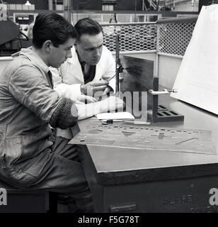 1950er Jahre historische, Flugzeuge Ingenieurstudent am Schalter von Lehrer Geometrie angezeigt wird. Stockfoto