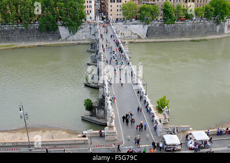 Blick vom Schloss St. Angelo mit Blick auf Fluss Tiber und Hadrian Brücke in Rom, Italien Stockfoto