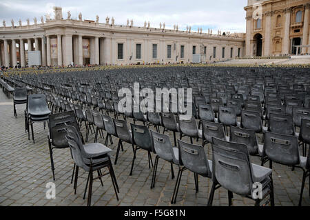 Lange Reihen von grauen Plastikstühlen angelegt in St. Petersplatz, Vatikan, Rom Stockfoto