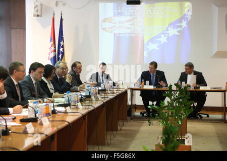 Sarajevo, Bosnien und Herzegowina. 4. November 2015. Vorsitzender des Ministerrats von Bosnien und Herzegowina (BiH) Denis Zvizdic (1. R) und serbische Premierminister Aleksandar Vucic (2. R) Webinar eine gemeinsame Regierung in Sarajevo, Bosnien und Herzegowina, am 4. November 2015. © Haris Memija/Xinhua/Alamy Live-Nachrichten Stockfoto