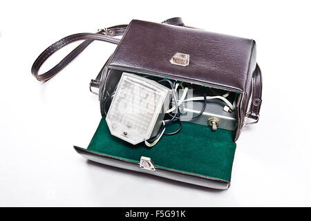 Alte Kamera Blitz mit einem braunen Lederetui isoliert auf einem weißen Hintergrund. Stockfoto