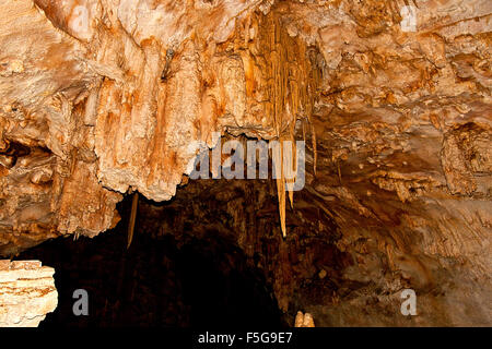 Innenansicht eines unterirdischen Höhle oder einer Höhle mit Stalaktiten und Stalagmiten. Kalkstein-Formationen an der Wand eine undergroun Stockfoto