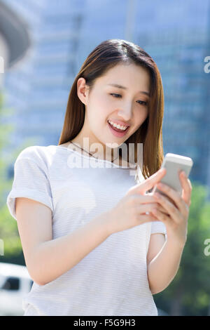 Glückliche junge Frau mit Smartphone Stockfoto