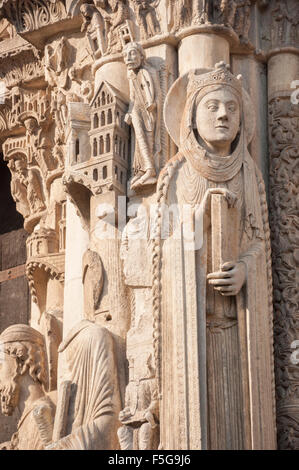 Kunstvoll geschnitzte Wasserspeier, Chartres Kathedrale, Frankreich Stockfoto