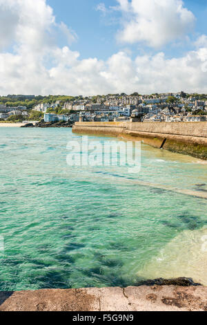 Smeatons Pier am Fischerhafen von St. Ives, Cornwall, England, Vereinigtes Königreich, Vereinigtes Königreich Stockfoto