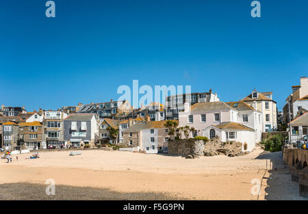 Häuser an der Küste von St. Ives, gesehen vom Smeatons Pier, Cornwall, England, UK Stockfoto