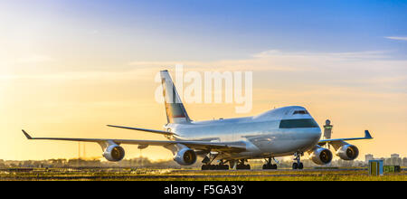 Flugzeug Besteuerung der Start- und Landebahn am Flughafen Amsterdam Schiphol zu Stockfoto