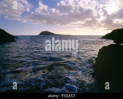 Blick über Bardsey Klang aus in der Nähe von St Mary Brunnen, Lleyn, Bardsey Island, zwei Meilen entfernt. North Wales, UK Stockfoto