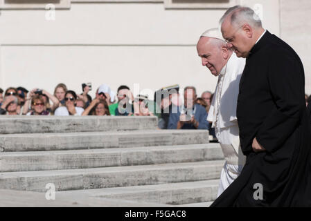 Vatikan. 4. November 2015. Papst Francis kommt für seine wöchentliche Generalaudienz in dem Petersplatz im Vatikan, Mittwoch, 4. November 2015.  Bildnachweis: Massimo Valicchia/Alamy Live-Nachrichten Stockfoto