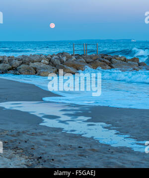 Blick auf super Mond mit Isle Of Wight als Kulisse, an Branksome Chine, Bournemouth, Dorset, UK. Aufgenommen am 27. September 2015. Stockfoto