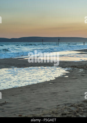 Sonnenuntergang am Branksome Chine, Poole, Dorset, UK. Aufgenommen am 27. September 2015. Stockfoto