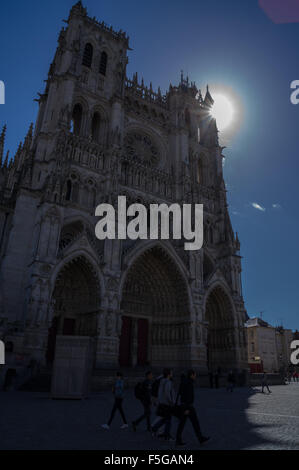 Vordere Westfassade und Türme von Notre-Dame Kathedrale, Amiens, Somme, Picardie, Frankreich Stockfoto