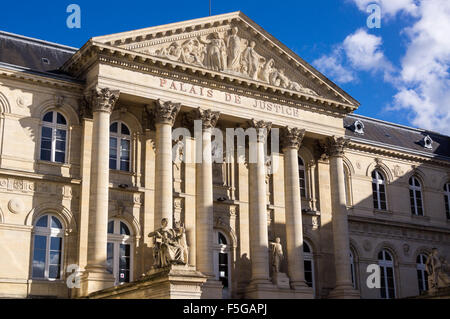 Palais de Justice von Jean Herbault, 1868-80, Amiens, Somme, Picardie, Frankreich Stockfoto