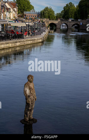 L ' Homme Sur sa Bouée Skulptur von Stephan Balkenhol. 1993, Quai Belu, Amiens, Somme, Picardie, Frankreich Stockfoto