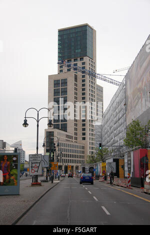 Das Neue Hochhaus "Zoofenster" am Bahnhof Zoo, Das Das Nobel-Hotel Waldorf Astoria Beherbergt, Berlin-Charlottenburg. Stockfoto